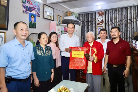 Lãnh đạo phường Tây Hồ thăm, tặng quà người có công nhân dịp 2/9