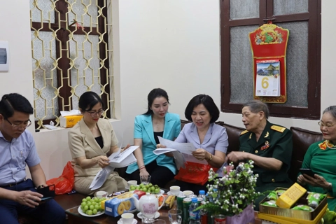 Lãnh đạo quận Tây Hồ thăm, tặng quà gia đình người có công 

