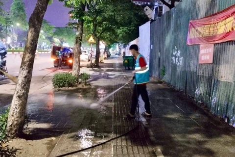 Xử lý “điểm đen” về vệ sinh môi trường trên phố Văn Cao
