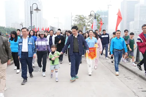 Cầu Giấy: gắn kết cộng đồng qua Ngày hội đi bộ và tổng vệ sinh môi trường
