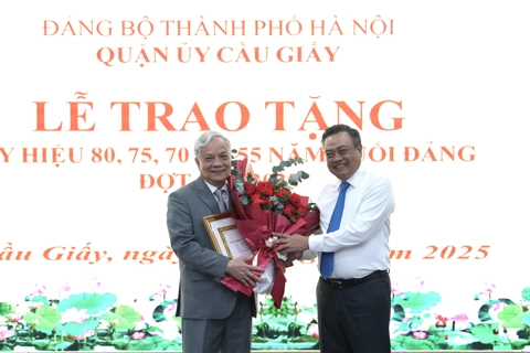 Chủ tịch UBND TP Hà Nội Trần Sỹ Thanh trao Huy hiệu Đảng tại quận Cầu Giấy
