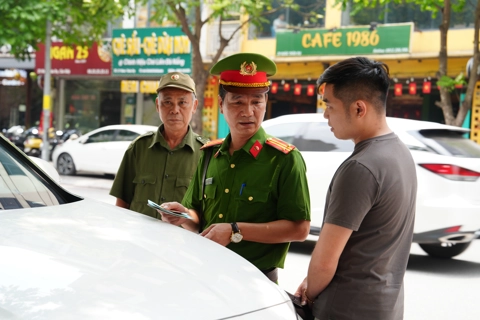 Xử lý vi phạm trật tự đô thị trên phố Khúc Thừa Dụ
