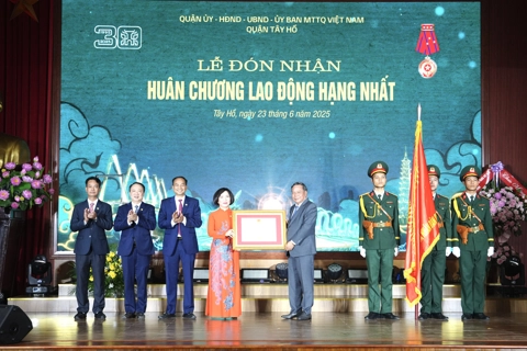 Quận Tây Hồ đón nhận Huân chương Lao động hạng Nhất