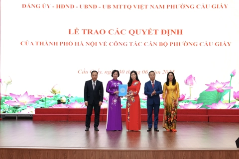 Trao các quyết định về công tác cán bộ tại phường Cầu Giấy
