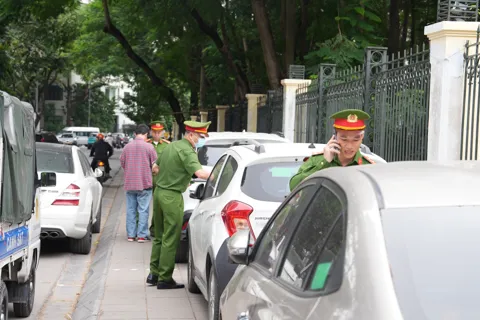 Phường Nghĩa Đô: triển khai biện pháp mạnh dẹp lộn xộn vỉa hè, tạo an toàn cho người đi bộ