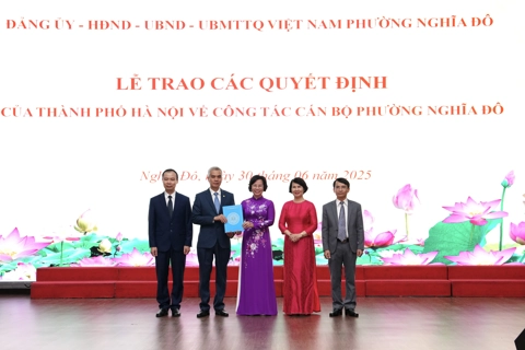 Trao các quyết định về công tác cán bộ tại phường Nghĩa Đô
