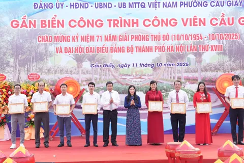 Gắn biển công trình Công viên Cầu Giấy chào mừng Đại hội Đảng bộ TP Hà Nội
