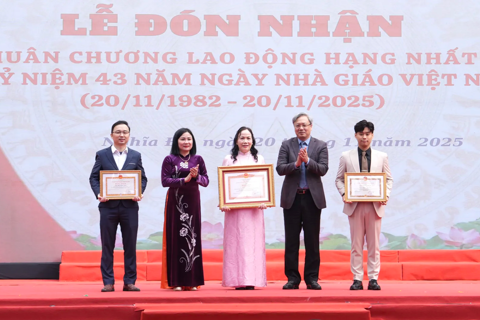 Trường THCS Nghĩa Tân đón nhận Huân chương Lao động hạng Nhất