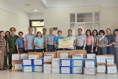 Phường Nghĩa Đô: chia sẻ khó khăn với người dân vùng lũ