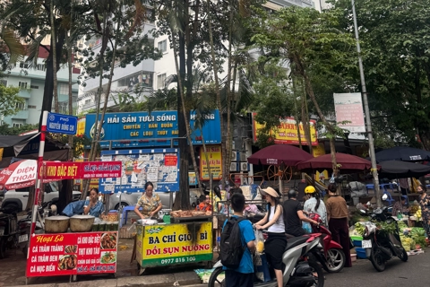 Nhức nhối tình trạng lấn chiếm lòng đường, vỉa hè làm nơi kinh doanh tại Cầu Diễn 

