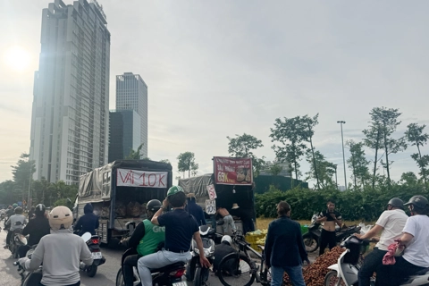 Hàng rong bày bán tràn lan dọc Đại lộ Thăng Long