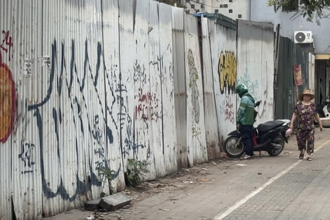 “Điểm đen” vệ sinh môi trường trên phố Văn Cao