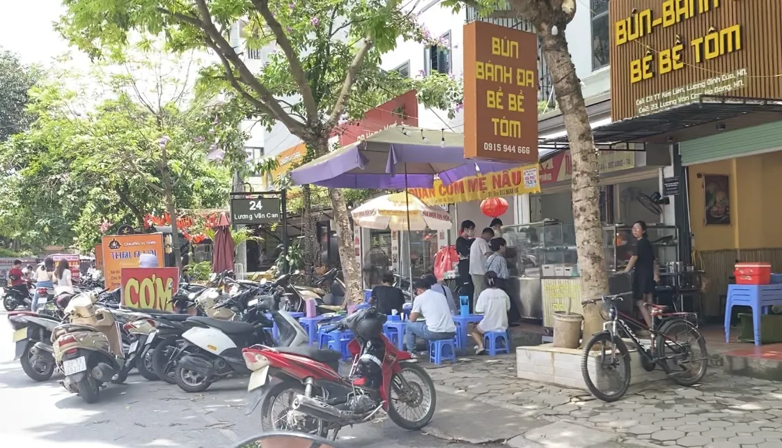 Phường Hà Cầu, quận Hà Đông: hàng quán đua nhau “nuốt” lòng đường, vỉa hè