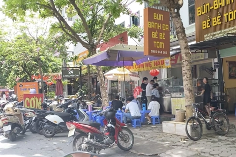 Phường Hà Cầu, quận Hà Đông: hàng quán đua nhau “nuốt” lòng đường, vỉa hè
