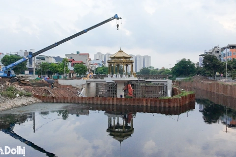 Cận cảnh đập dâng giữ nước dần hình thành trên sông Tô Lịch 