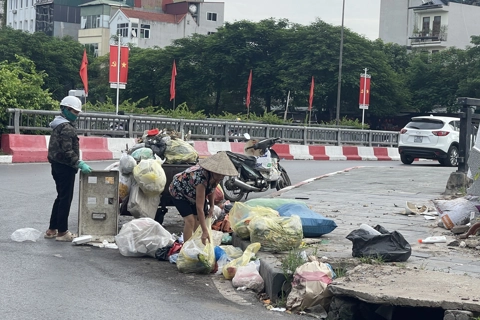 Cần sớm xử lý vi phạm trật tự đô thị, vệ sinh môi trường dọc Tô Lịch
