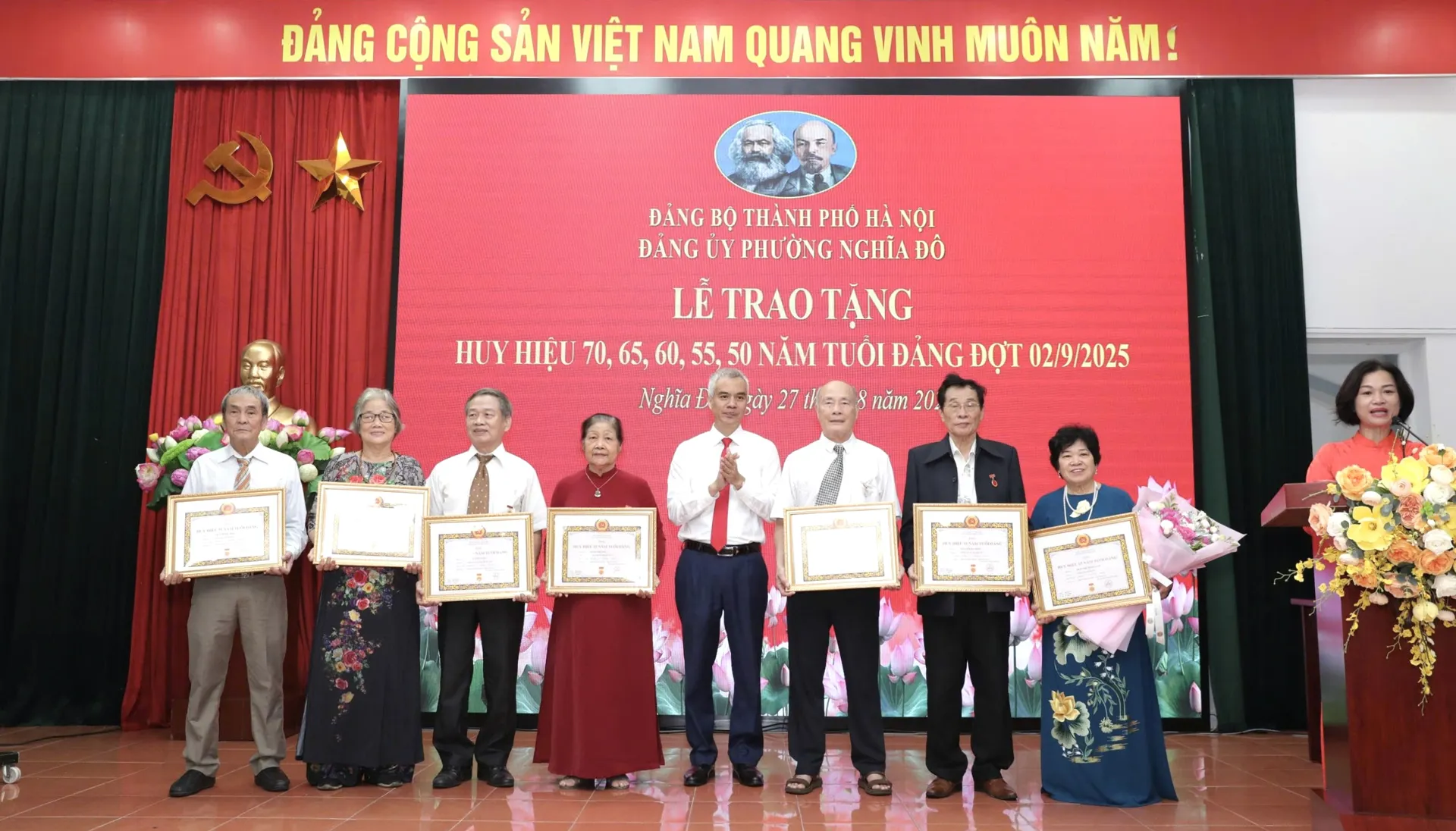 Phường Nghĩa Đô: 283 đảng viên nhận Huy hiệu Đảng đợt 2/9