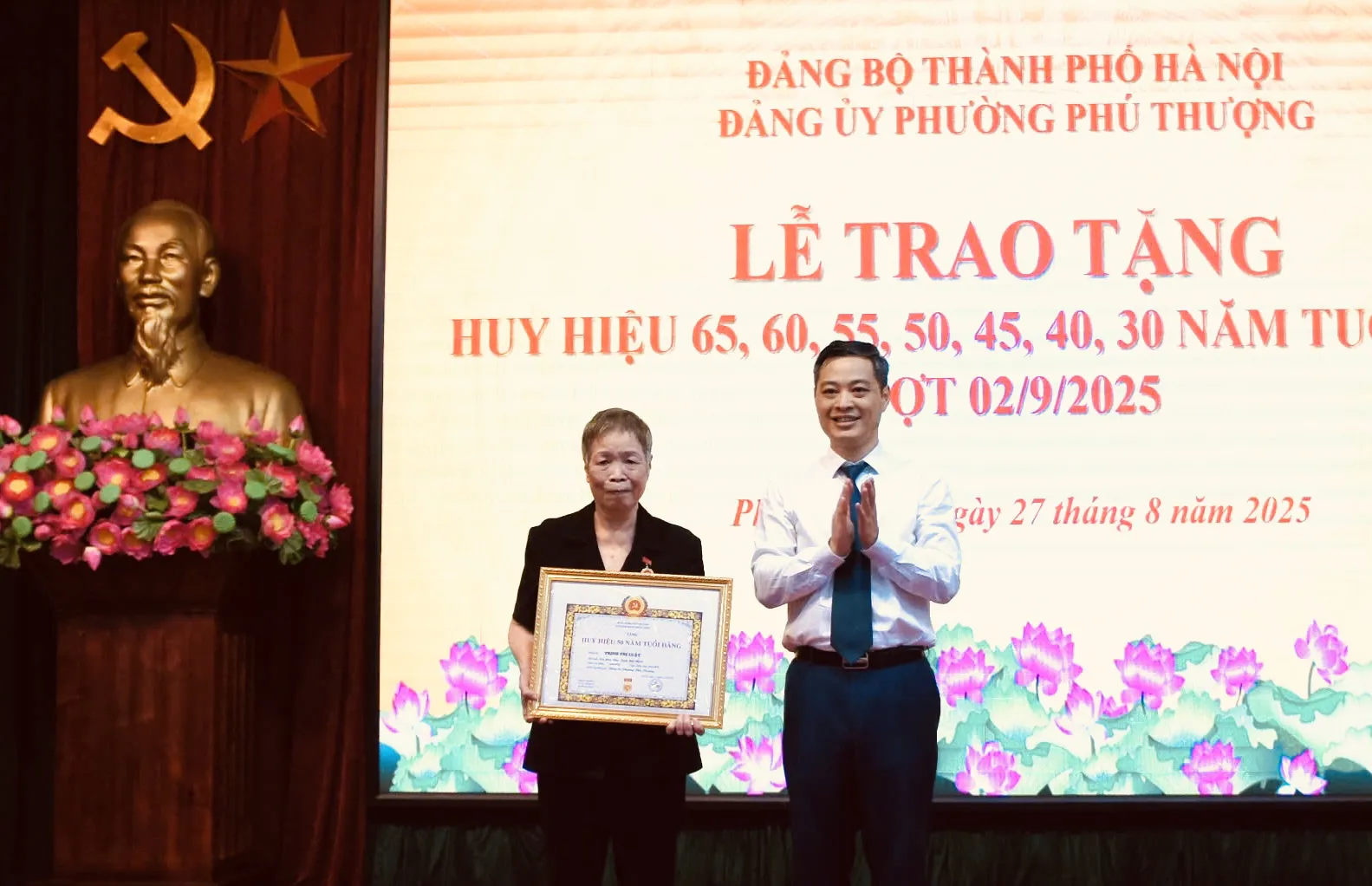 Phường Phú Thượng: 54 đảng viên được trao tặng Huy hiệu Đảng đợt 2/9