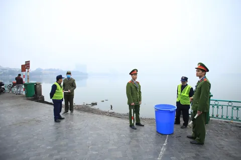 Thiết lập 22 điểm thu gom cá và rác thải quanh hồ Tây dịp Tết ông Công ông Táo 2026
