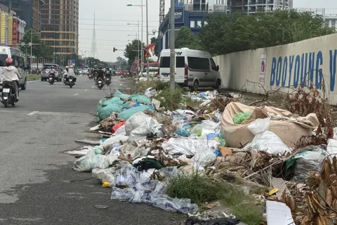 Rác thải tràn lan trên phố Vũ Trọng Khánh