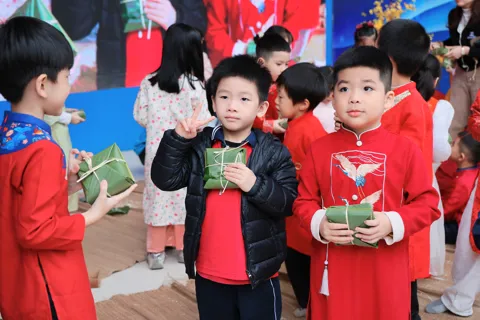 Yên Hòa: những "mầm non" và "chủ nhân tương lai" rộn ràng trải nghiệm Tết Việt