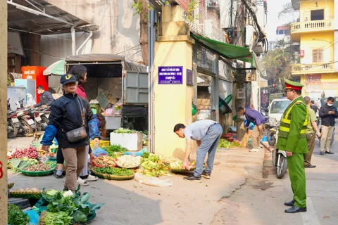 Phường Hồng Hà ra quân xóa bỏ chợ tạm, chợ cóc, lập lại trật tự đô thị
