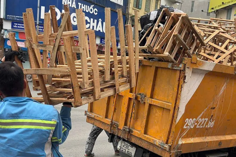 Cuộc chiến chống đổ trộm phế thải tại Hai Bà Trưng