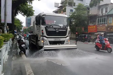 Hà Nội: thần tốc ra quân dọn dẹp vệ sinh môi trường sau bão
