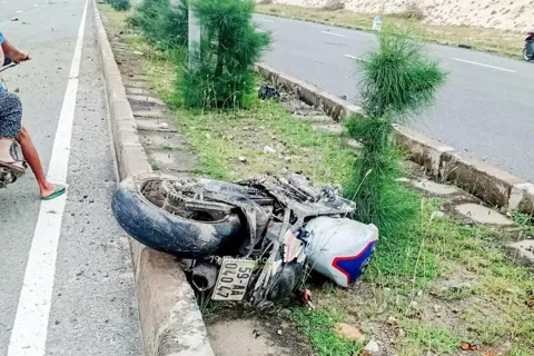 Tai nạn giao thông mới nhất 2/11/2025: nam thanh niên đi xe phân khối lớn tử vong, xe máy gãy nát