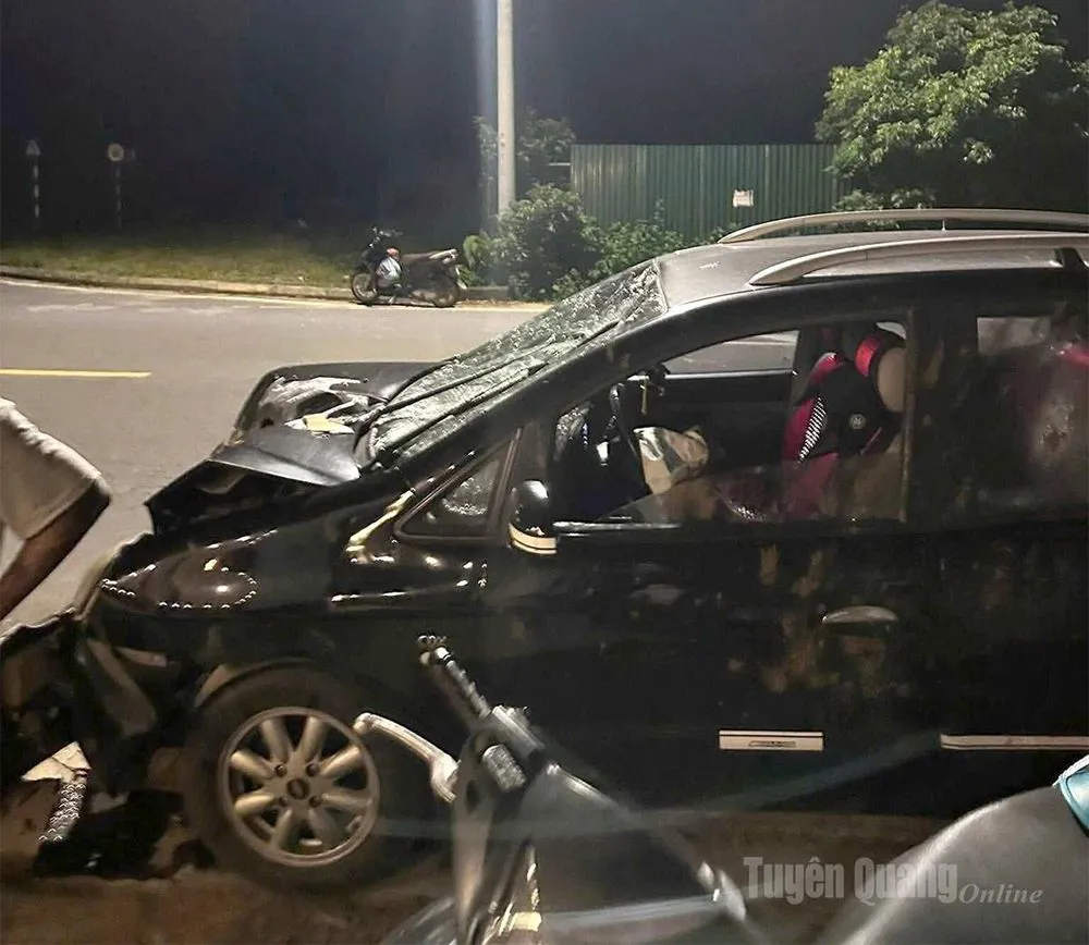 Tai nạn giao thông mới nhất 6/9/2025: đầu ô tô bẹp dúm, 2 người đi xe máy tử vong sau va chạm