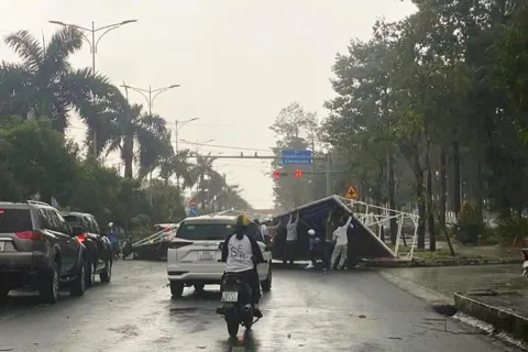 Tai nạn giao thông mới nhất 25/9/2025: tấm pano đổ xuống đường đè lên nhiều phương tiện