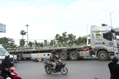 Tai nạn giao thông mới nhất 5/12/2025: va chạm với xe đầu kéo, người phụ nữ đi xe đạp điện tử vong