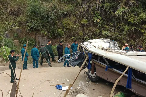 Tai nạn giao thông mới nhất ngày 27/12/2025: Tông vào xe đầu kéo dừng chờ đèn đỏ, một tài xế tử vong