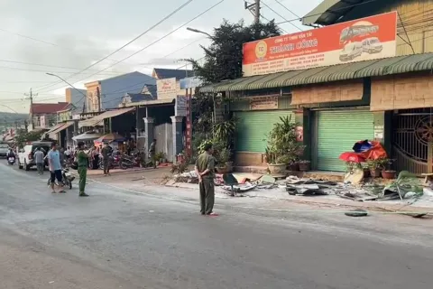 Tai nạn giao thông mới nhất ngày 17/12/2025: xe lu mất phanh tông tử vong người phụ nữ đi bộ
