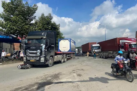 Tai nạn giao thông mới nhất 8/11/2025: ông bà và cháu tử vong trong vụ tai nạn với xe đầu kéo