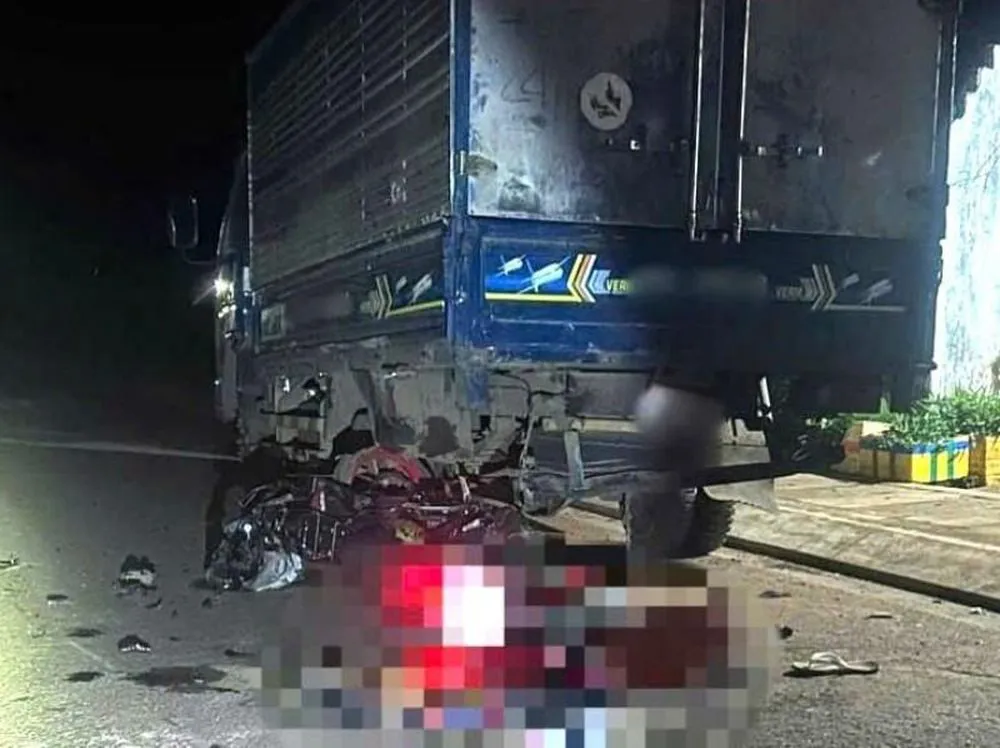 Tai nạn giao thông mới nhất 14/12/2025: tông vào đuôi xe tải trên đường, 3 thanh niên tử vong