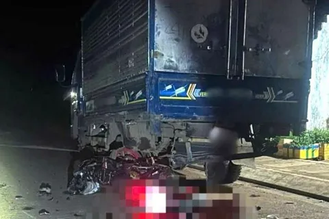 Tai nạn giao thông mới nhất 14/12/2025: tông vào đuôi xe tải trên đường, 3 thanh niên tử vong