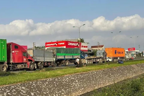 Tai nạn giao thông mới nhất ngày 23/12/2025: tạm giữ khẩn cấp lái xe gây tai nạn liên hoàn khiến 2 người tử vong