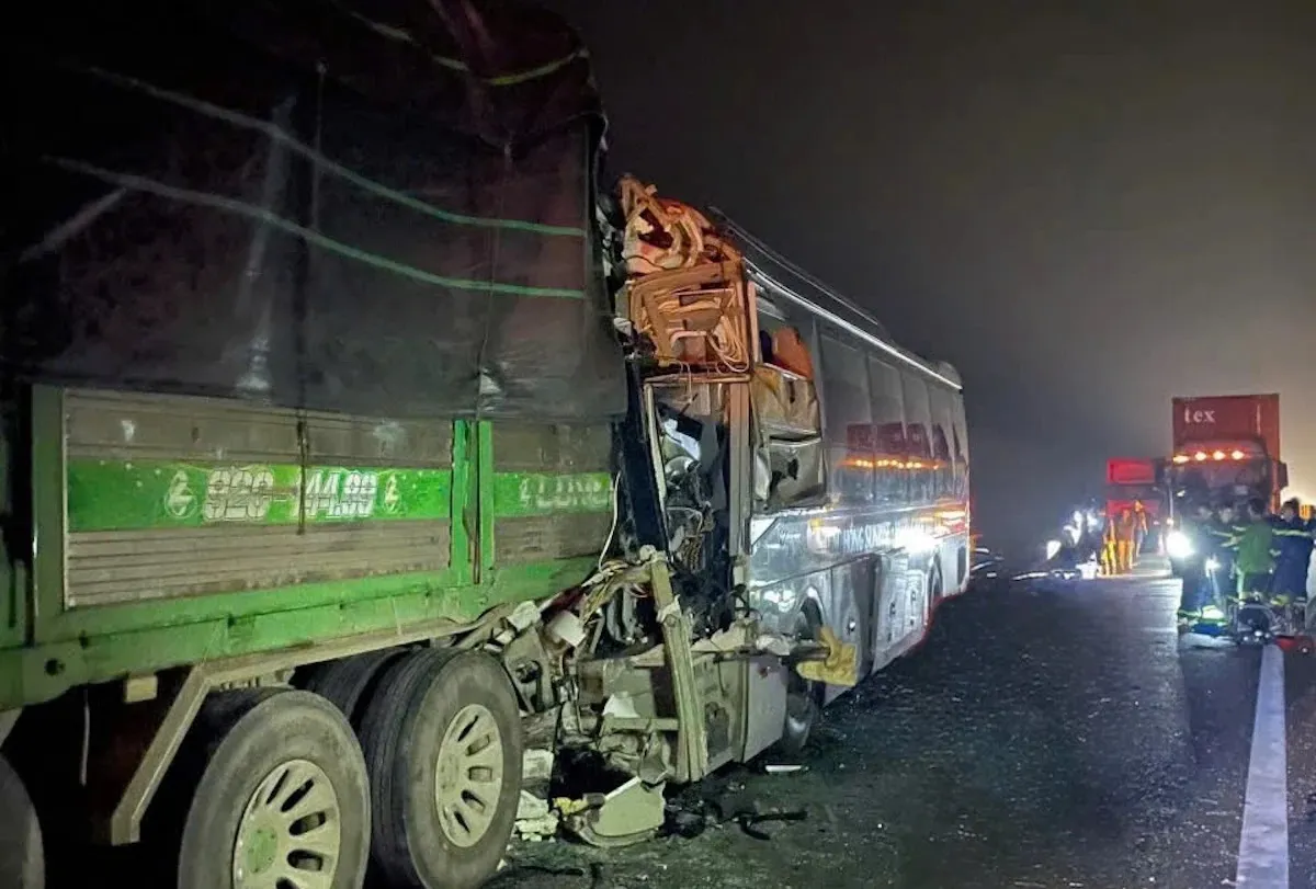 Tai nạn giao thông mới nhất ngày 25/12/2025: cứu 2 tài xế mắc kẹt trong ca bin sau tai nạn trên cao tốc