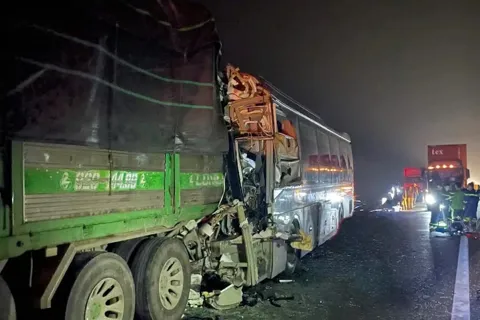 Tai nạn giao thông mới nhất ngày 25/12/2025: cứu 2 tài xế mắc kẹt trong ca bin sau tai nạn trên cao tốc