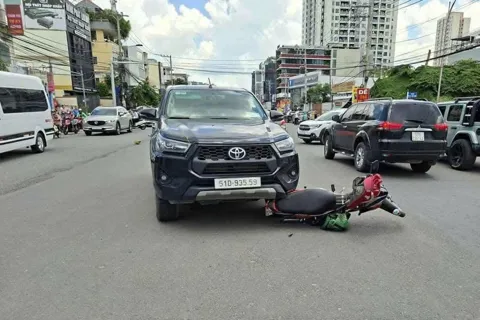 Tai nạn giao thông mới nhất 7/10/2025: tài xế xe ôm công nghệ tử vong sau va chạm với ô tô