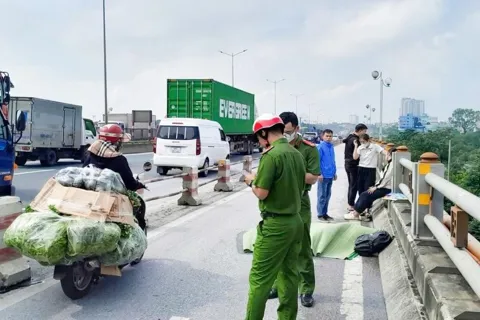 Tai nạn giao thông mới nhất 8/10/2025: Thanh niên đi xe máy va chạm vào thành cầu Thanh Trì tử vong
