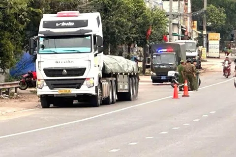 Tai nạn giao thông mới nhất 21/11/2025: tông đuôi xe đầu kéo, tài xế xe máy tử vong tại chỗ