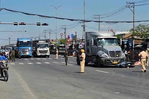 Tai nạn giao thông mới nhất 30/11/2025: xe đầu kéo cuốn xe máy vào gầm, người đàn ông tử vong tại chỗ