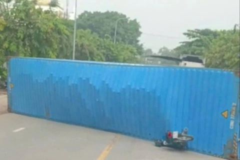 Tai nạn giao thông mới nhất 17/6/2025: xe container đè nát xe máy, nam thanh niên thoát chết

