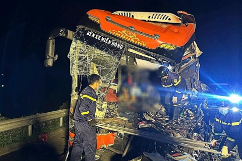 Tai nạn giao thông mới nhất 19/6/2025: xe khách tông ô tô tải trên cao tốc, 11 người thương vong
