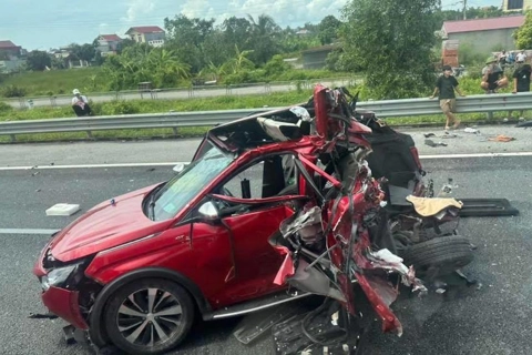 Tai nạn giao thông mới nhất 23/8/2025: ô tô con bẹp dúm trên cao tốc, 1 người rơi khỏi xe