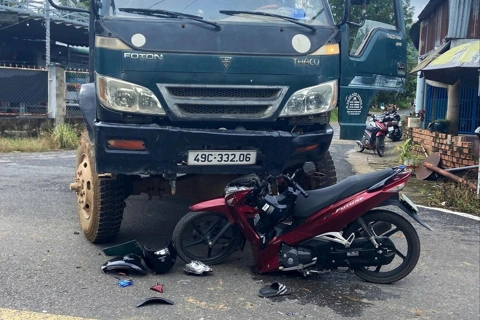 Tai nạn giao thông mới nhất 17/8/2025: xe ben va chạm xe máy khiến chồng mất, vợ bị thương