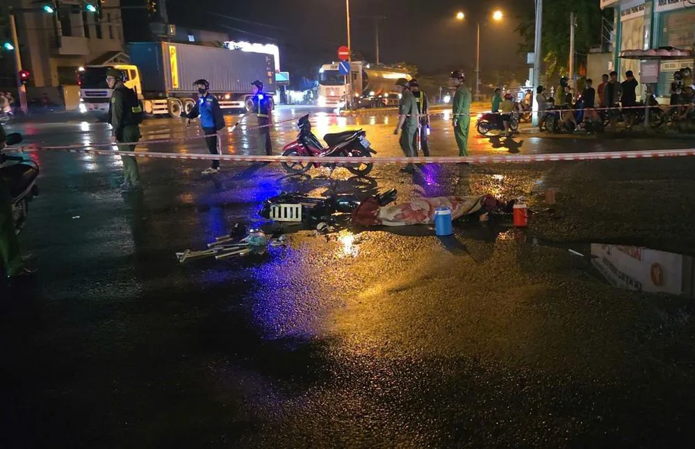 Tai nạn giao thông mới nhất 17/7/2025: xe tải cán qua người phụ nữ đi xe đạp điện