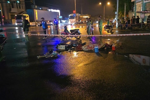 Tai nạn giao thông mới nhất 17/7/2025: xe tải cán qua người phụ nữ đi xe đạp điện
